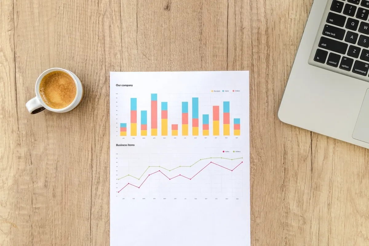 Affärsmän i möte diskuterar Shopify B2B lösningar för e-handel