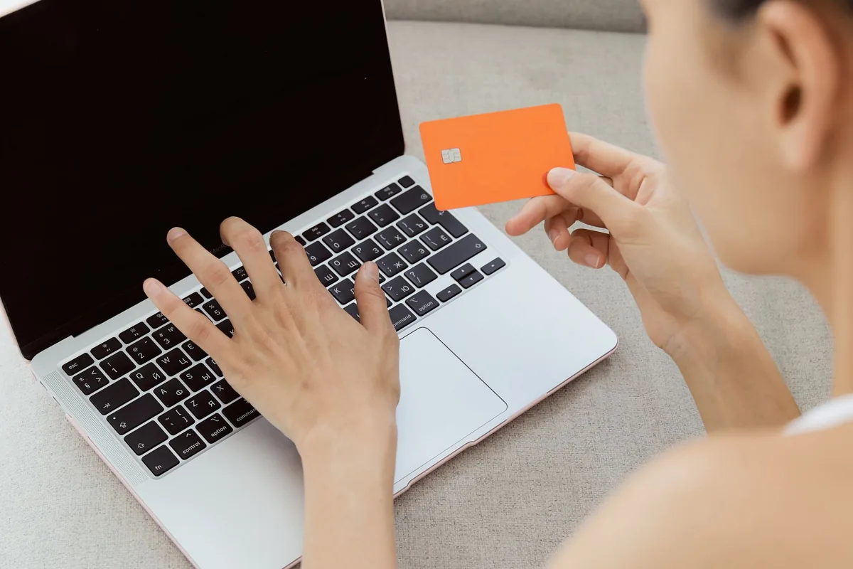 Kvinna handlar med kort i Shopify-butik, underlag för vad en butik kostar