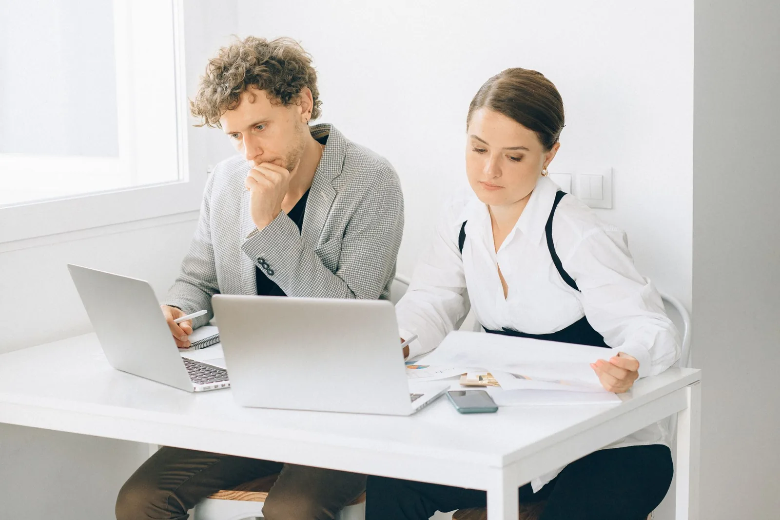 Rådgivare från Shopify-byrån planerar ny e-handelsbutik med kund vid laptop