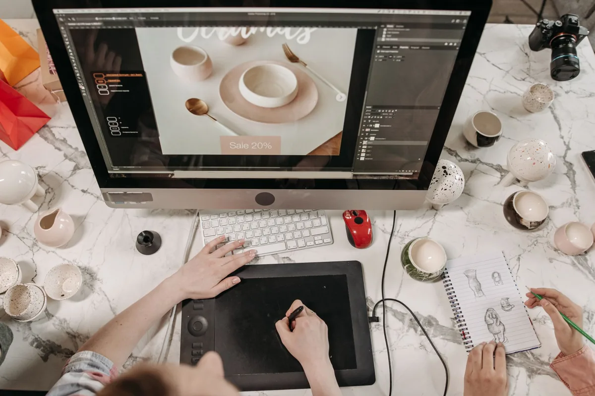 Designer skapar webbdesign för nätbutik på skärm och ritplatta