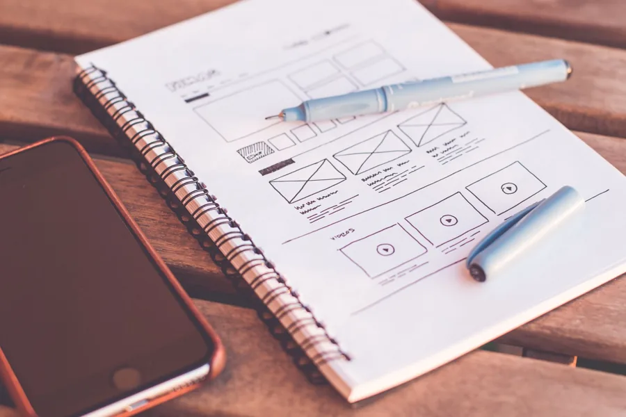 Wireframe-skisser för webbdesign av nätbutik i Figma