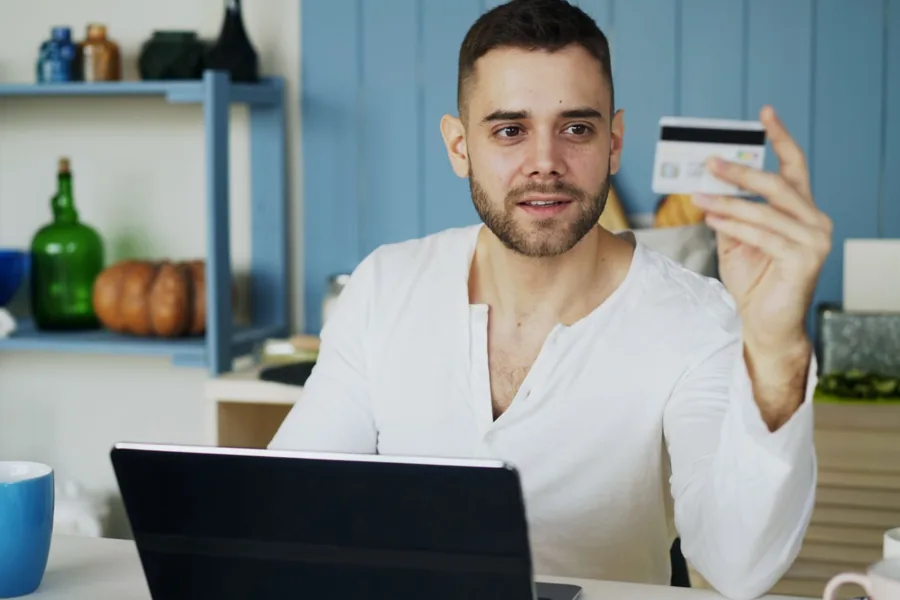 Kund betalar med kort i en Shopify-butik på laptop